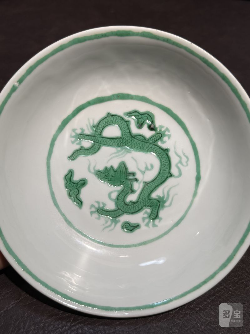 清康熙 仿弘治白地暗刻海水绿彩龙纹盘 - 图6